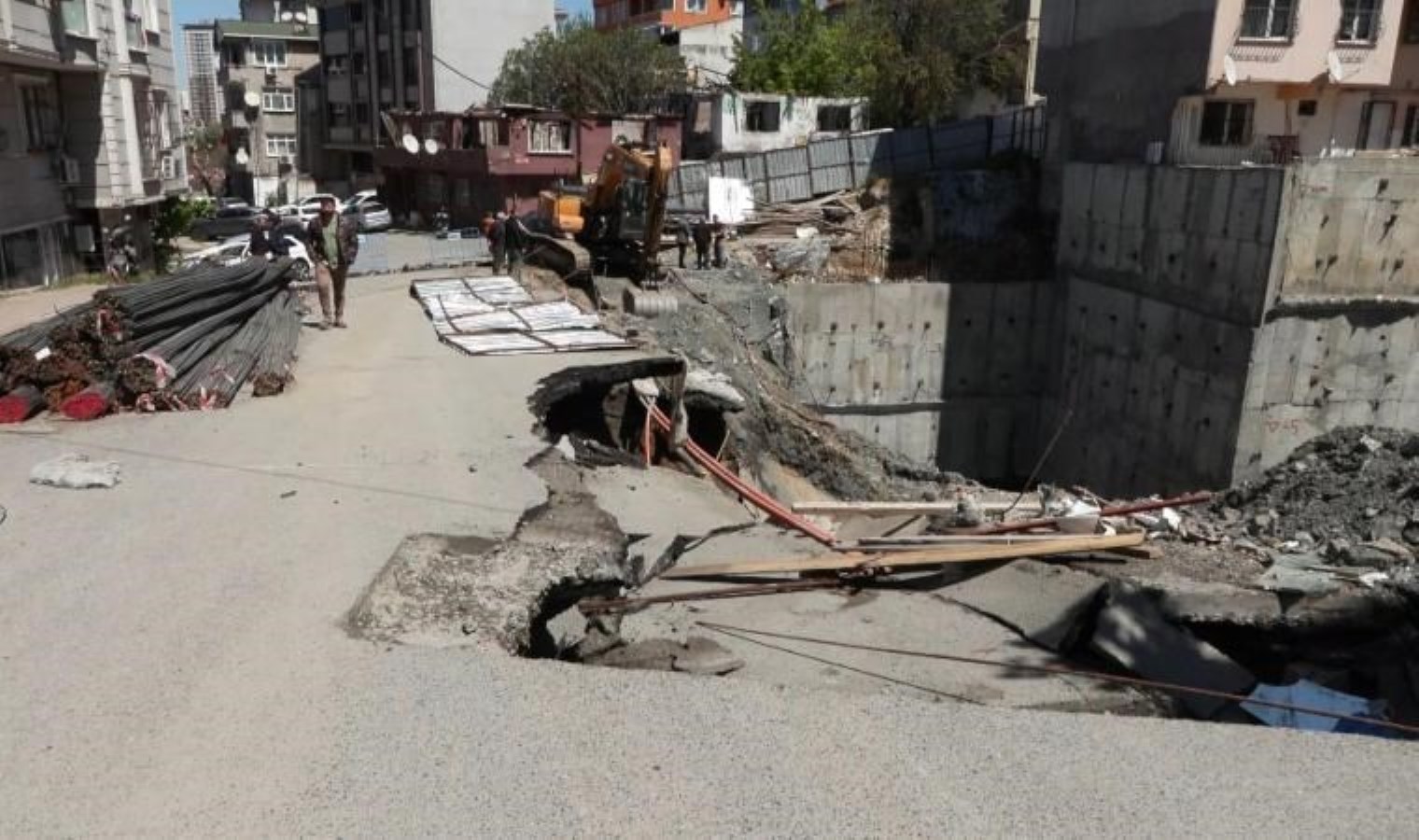 Gaziosmanpaşa’da yol çöktü: İki bina tahliye edildi!