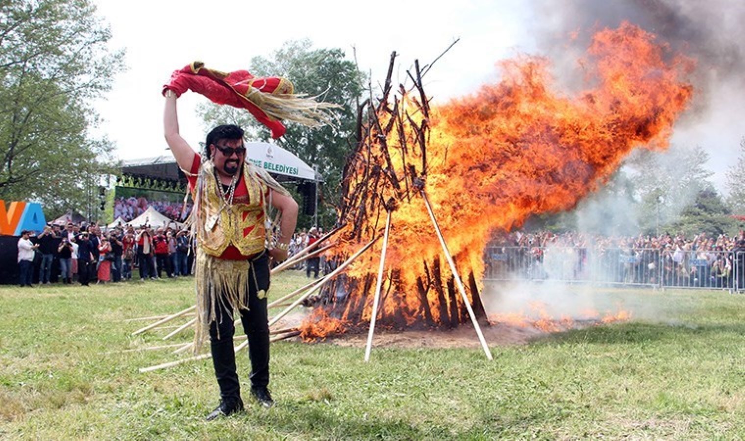 Geleneksel Kakava ateşi, binlerce kişinin katılımıyla yakıldı