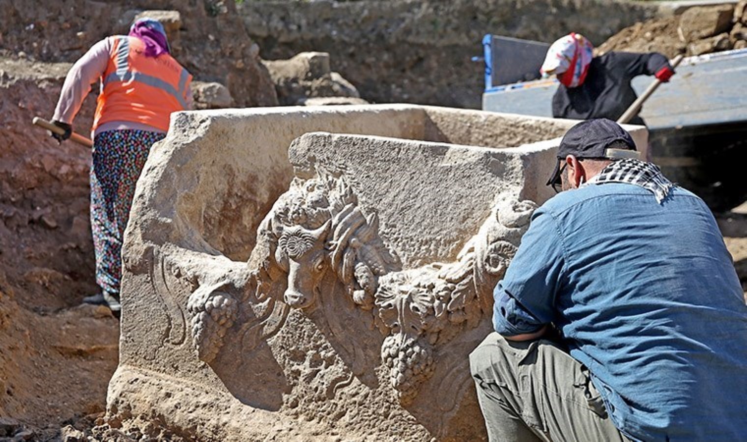 ‘Gladyatörler Kenti’nde 2 bin yıllık lahit ortaya çıktı