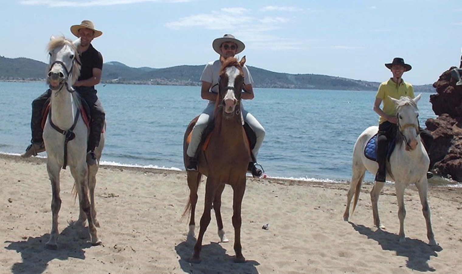 Görenler neye uğradıklarını şaşırdı: Plaja atla geldiler