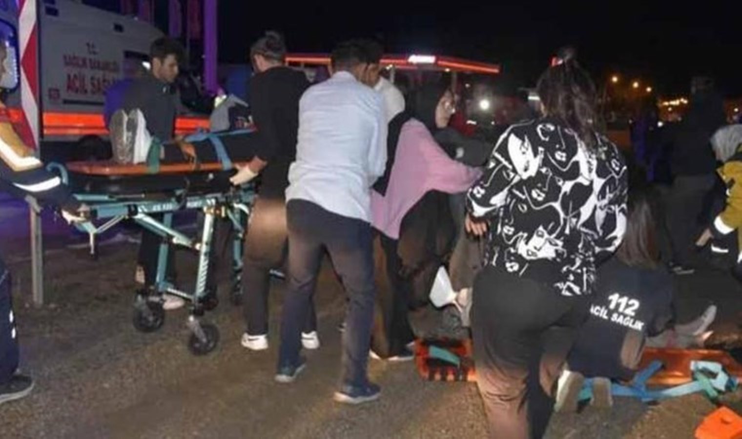 Gümüşhane’de faciadan dönüldü! Otomobiller çarpıştı: 2’si yaya, 11 yaralı