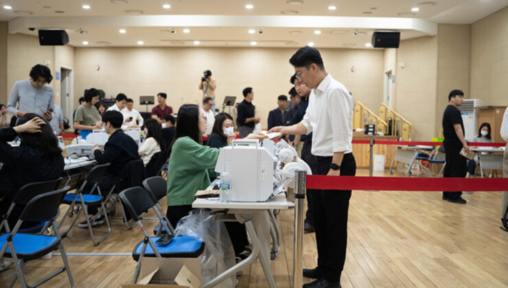 Güney Kore’de erken oy verme süreci için halk sandık başında