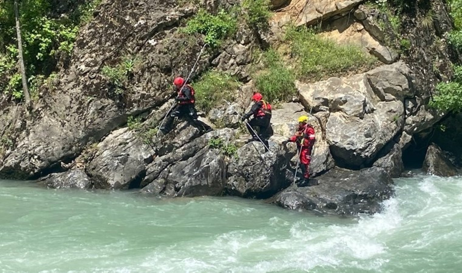 Hakkari’de derede kaybolan genci arama çalışmaları sürüyor