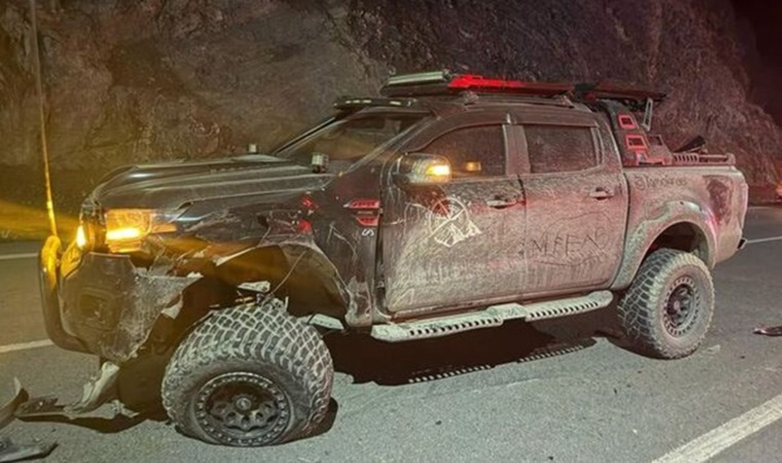 Hakkari’de faciadan dönüldü! 2 pikap çarpıştı: 8 kişi yaralandı