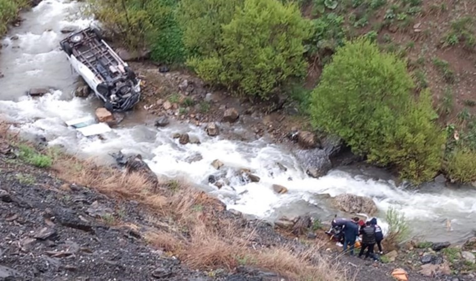 Hakkari’de minibüs dereye devrildi: 2 kişi yaşamını yitirdi, 3 yaralı