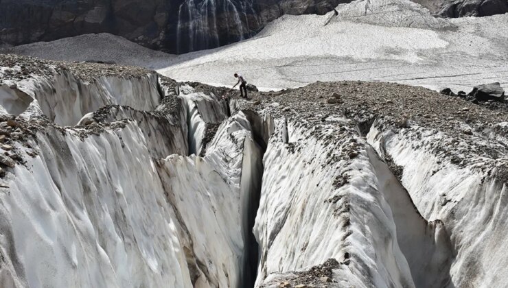 Hakkari’deki 20 bin yıllık buzullar: Doğaseverler erimeye dikkat çekti