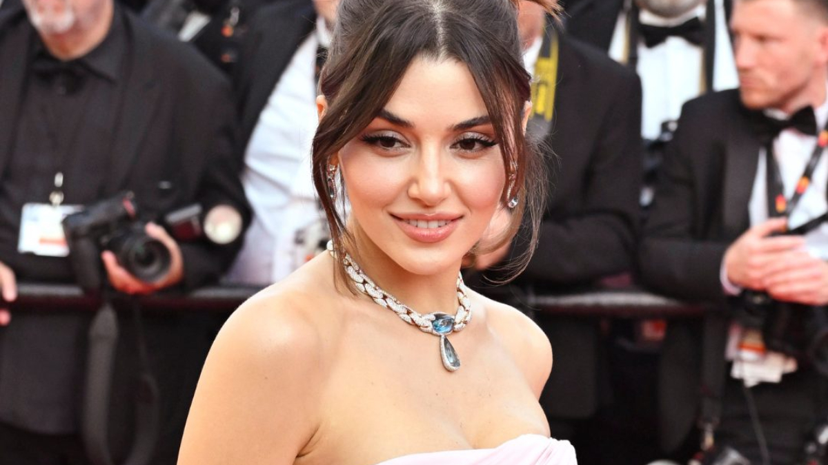 Hande Erçel Cannes Film Festivali’ne gitti! Pembe kıyafeti sosyal medyada gündem oldu