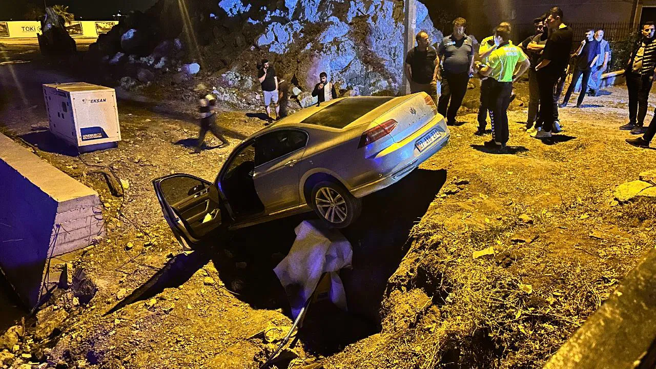 Hatay’da navigasyon kazası: Otomobil yıkılan binanın üzerine uçtu!