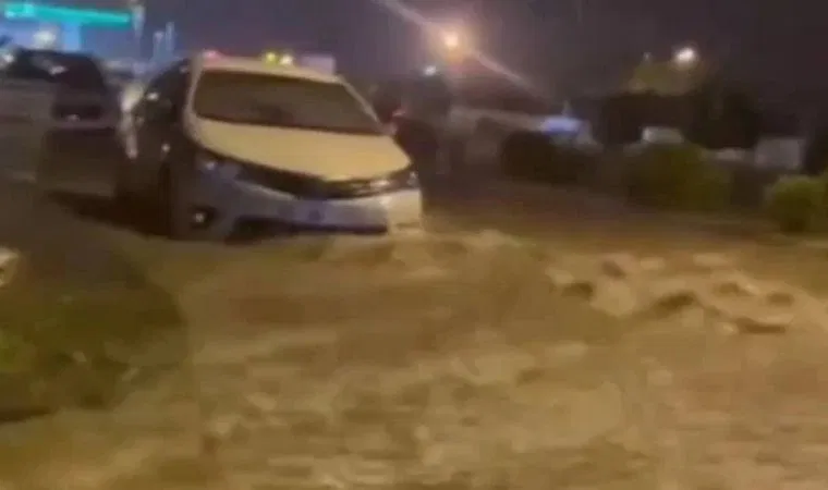 Hatay’da sağanak ve dolu su baskınlarına neden oldu
