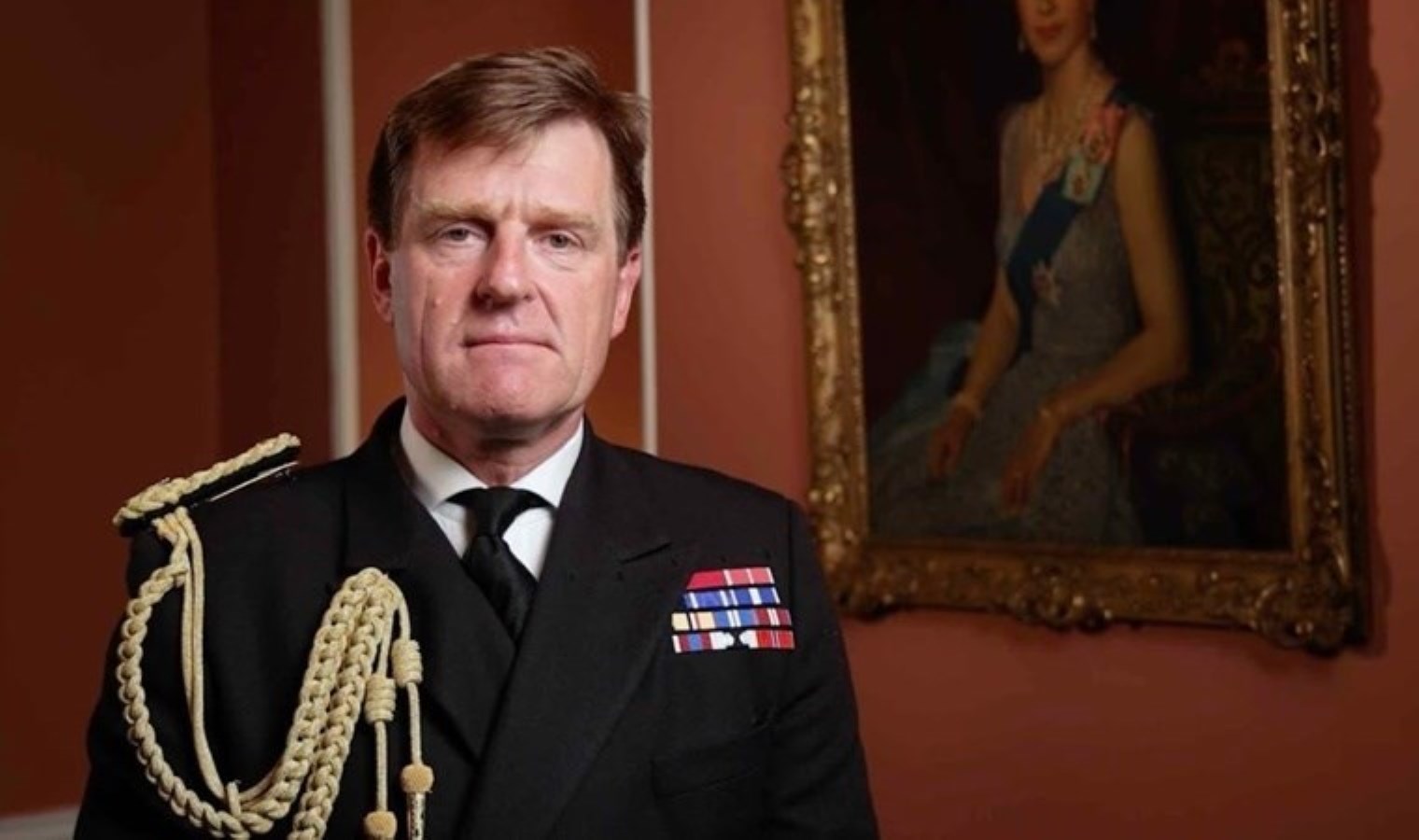 İngiltere Kraliyet Donanması’nın en üst düzey komutanına görevden el çektirildi