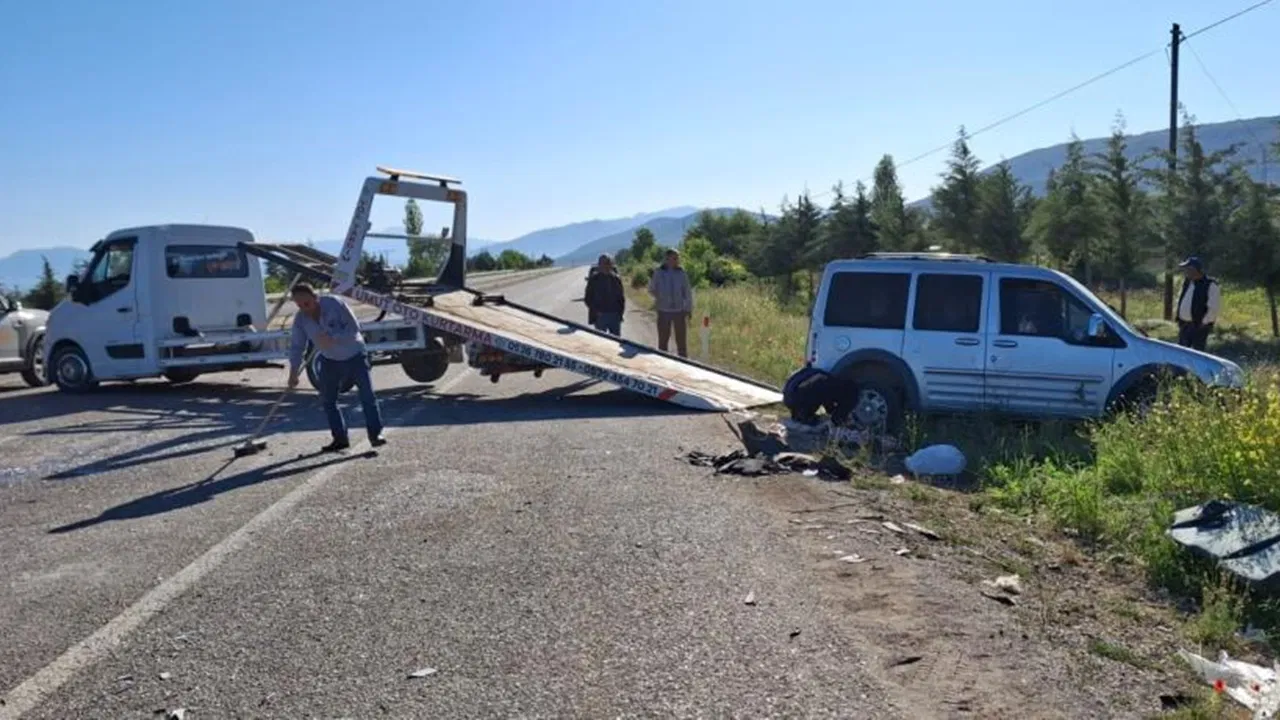 İşçileri taşıyan otomobil, araçla çarpıştı: Yaralılar var!