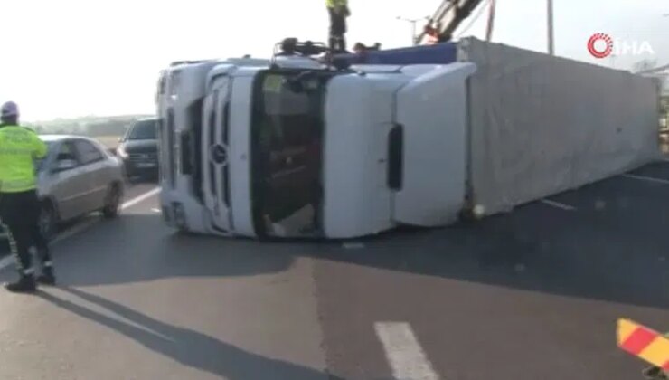 İstanbul Pendik’te TIR devrildi