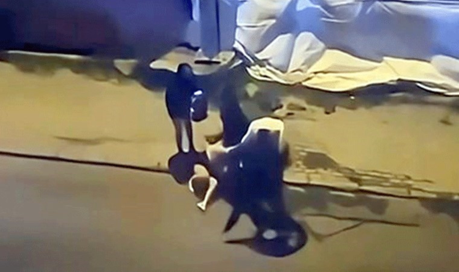 İstanbul’da sokak ortasında kadına şiddet: Tekme tokat darbedildi yerde sürüklendi!