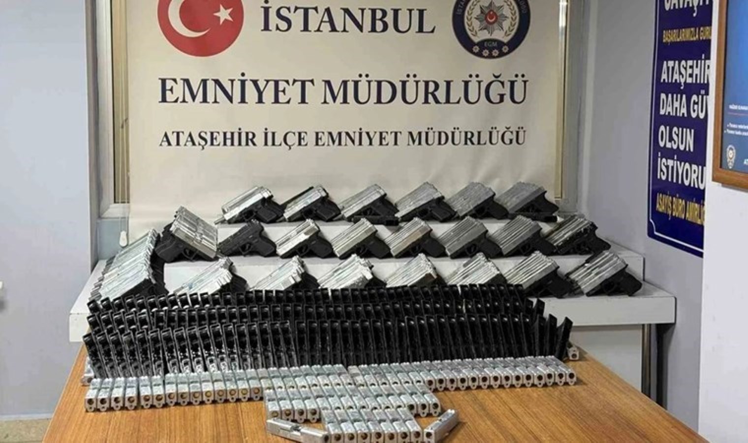 İstanbul’da yasadışı silah atölyesine baskın: Yüzlerce ruhsatsız tabancaya el konuldu!