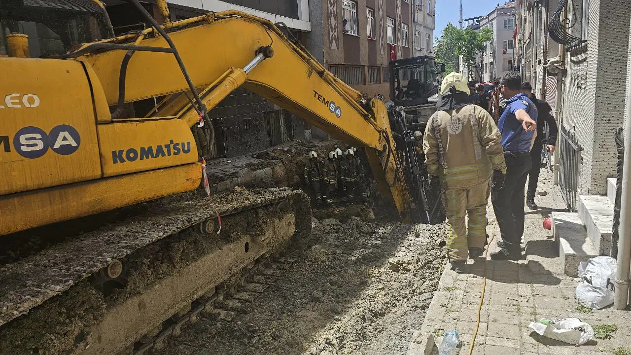 İstanbul’da yol çöktü: Göçük altındaki işçi kurtarıldı!
