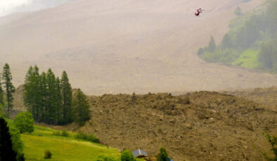İsviçre’de buzul çökmesi sonucu bir köy yok oldu: 1 kayıp