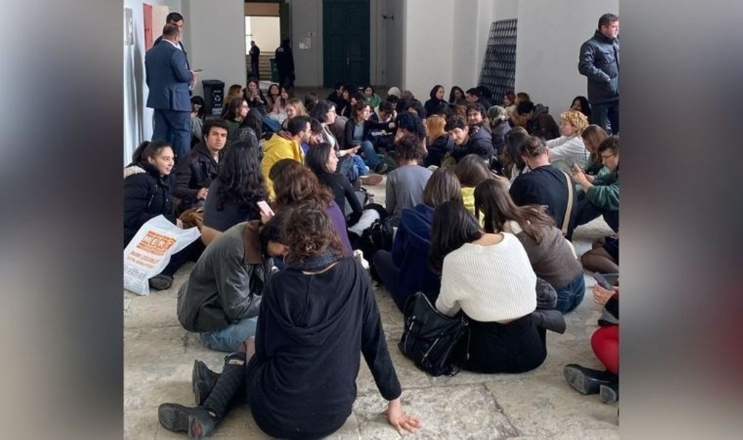 İTÜ öğrencilerinden 1 Mayıs gözaltılarına tepki: Oturma eylemi başlattılar