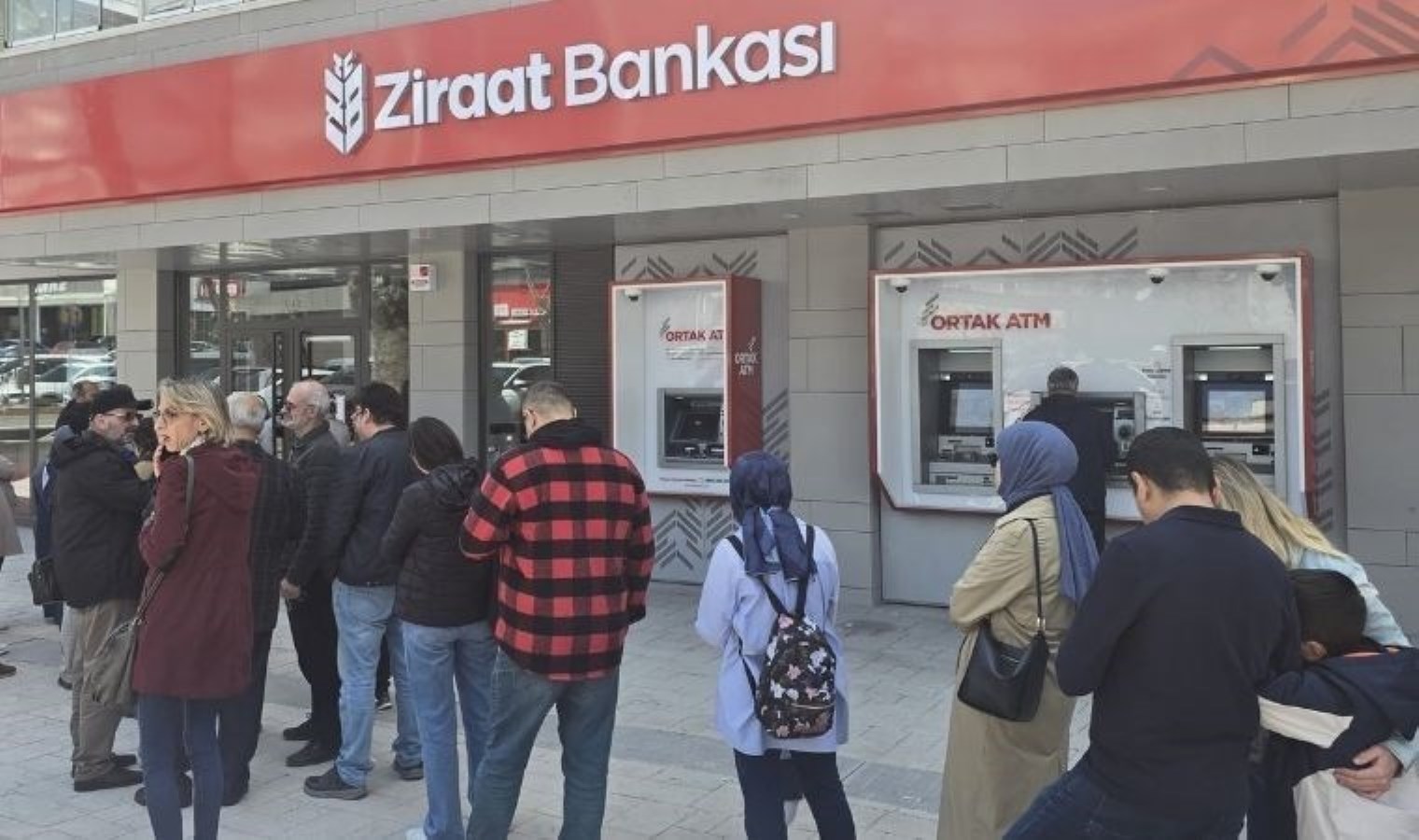 İzin günleri banka önünde geçti: ‘Öğretmene eziyet kuyruğu’