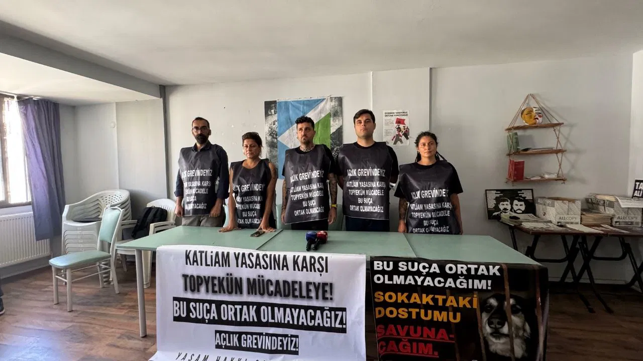 İzmir Yaşam Hakkı Savunucuları, sahipsiz hayvanlarla ilgili kanuna karşı açlık grevine başladı