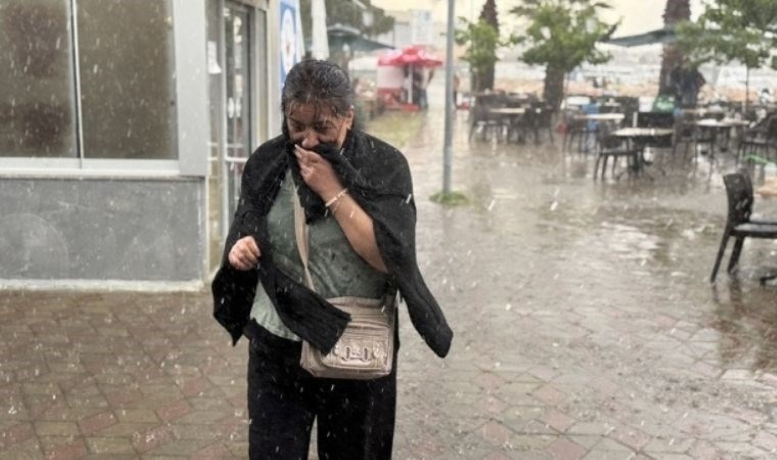 İzmir’de sağanak ve dolu etkili oldu