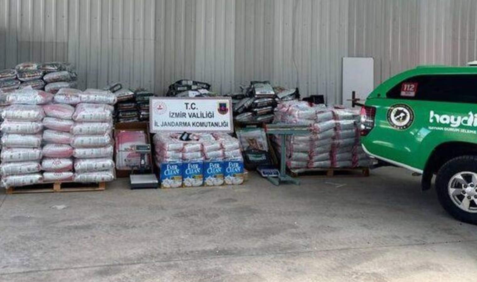 Jandarmadan baskın: 14 ton sahte kedi-köpek maması ele geçirildi