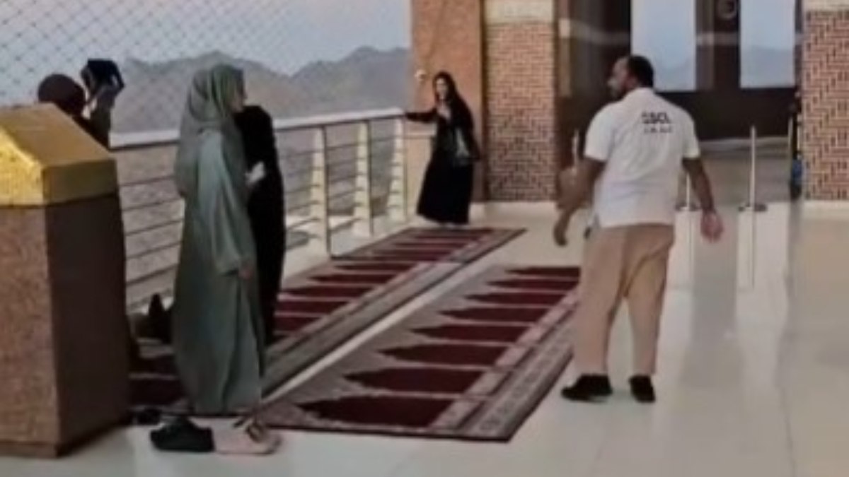 Kabe’ye otelin balkonundan bakarak namaz kıldı