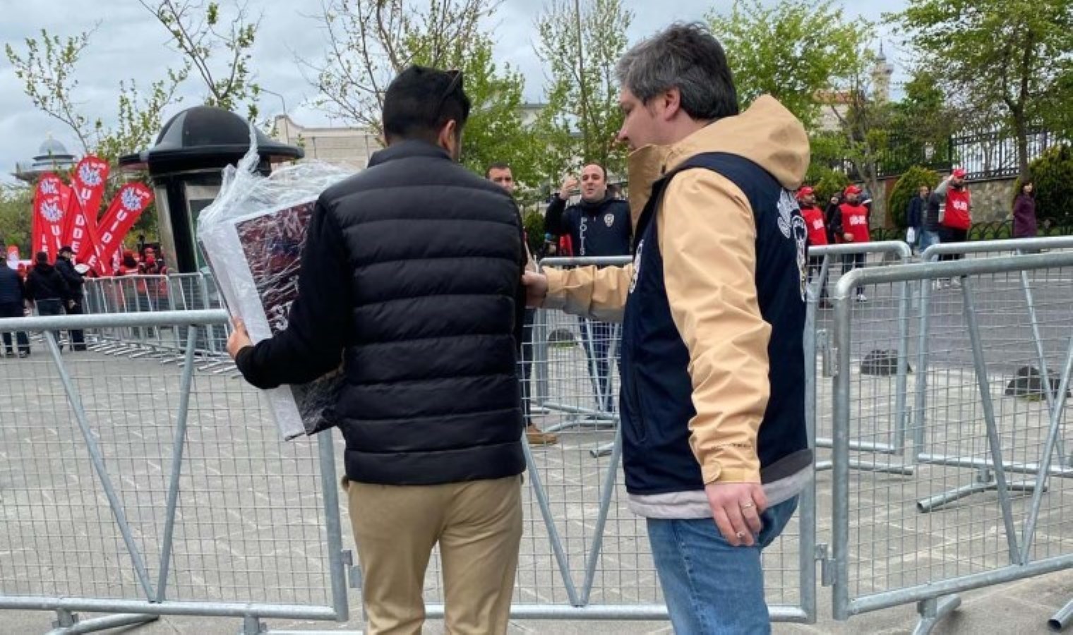 Kadıköy’de 1 Mayıs mitingine ‘turp-şalgam’ yasağı: CHP’li gençlerin pankartını polis engelledi