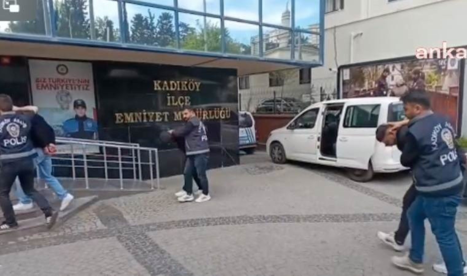 Kadıköy’de, CHP standı yakınında bir çocuğa yönelik saldırıyla ilgili 3 kişi gözaltına alındı