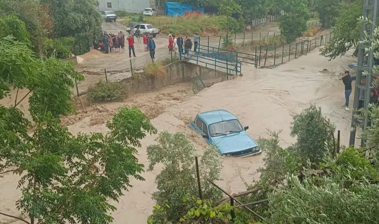 Kadirli’de şiddetli yağmurda sele kapılan 7 otomobil derede sürüklendi