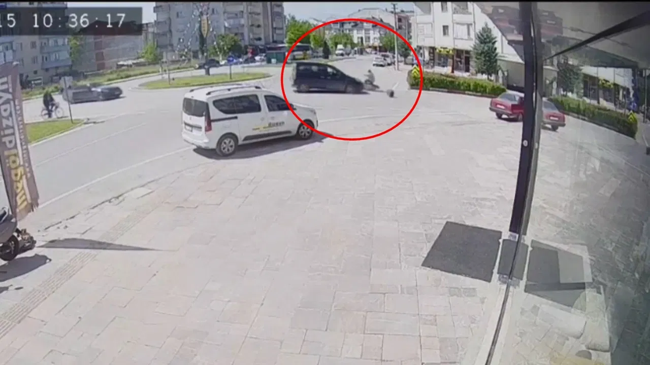 Kameralara yansıdı: Motosiklet sürücüsü muhtar yaralandı!