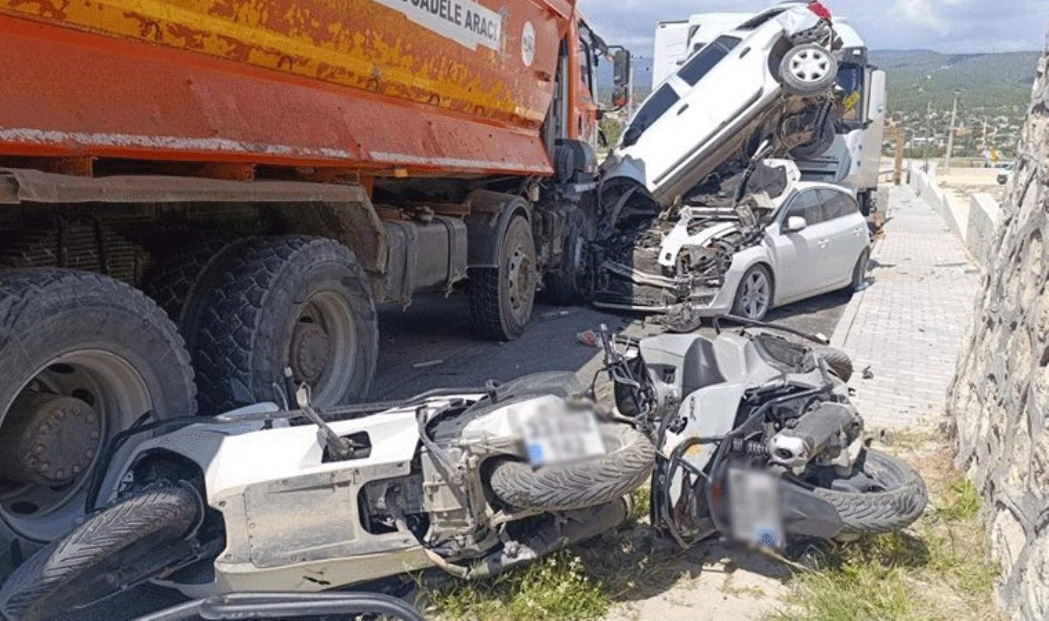 Kamyon yoldan çıktı, önüne gelen araçları ezdi: 13 motosiklet, 3 araç zarar gördü