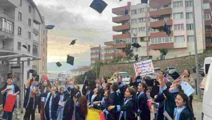 Kanser tedavisi gören öğretmenlerine sürpriz yaptılar: Mezuniyet kepini evinin önünde attılar!