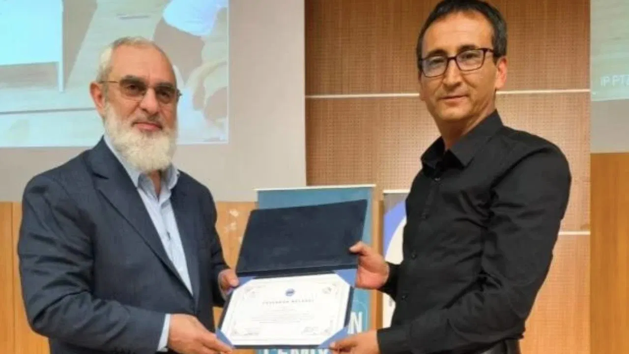 Karaman İl Milli Eğitim Müdürü, Nurettin Yıldız’a plaket vermişti: Meclis gündemine taşındı!