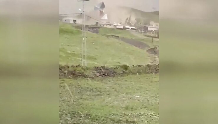Kars’ta şiddetli fırtına bazı evlerin çatısına zarar verdi