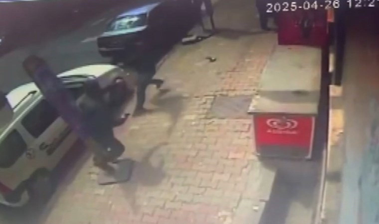 Kavgada husumetlisine ateş etti: Yoldan geçeni öldürdü!