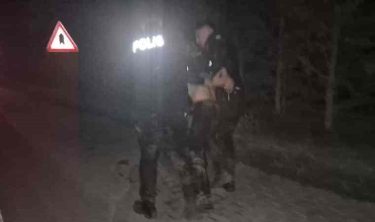 Kimlik kontrolü sırasında kaçtı, peşinden koşan polislerle beraber bataklığa düştü