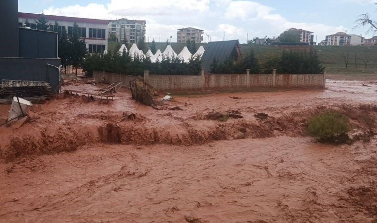 Kırıkkale’de sağanak taşkınlara neden oldu: Evleri su bastı, yurttaşlar mahsur kaldı