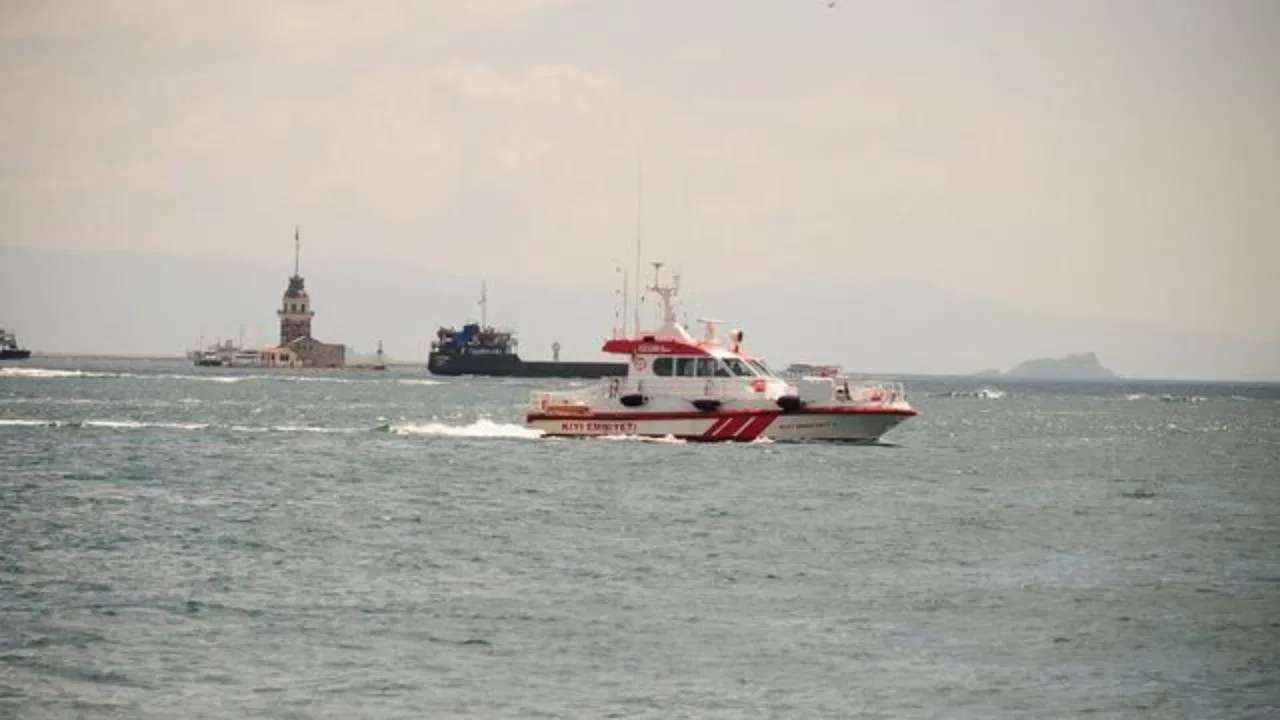 Kız Kulesi çevresinde arızalanan tekne kurtarıldı