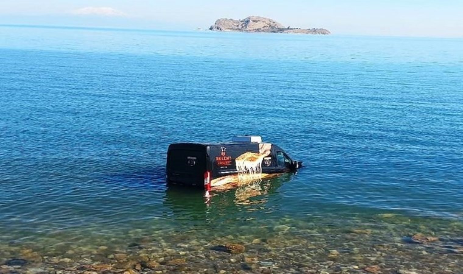 Kontrolden çıktı… Börek firmasının aracı Van Gölü’ne uçtu: 1 yaralı