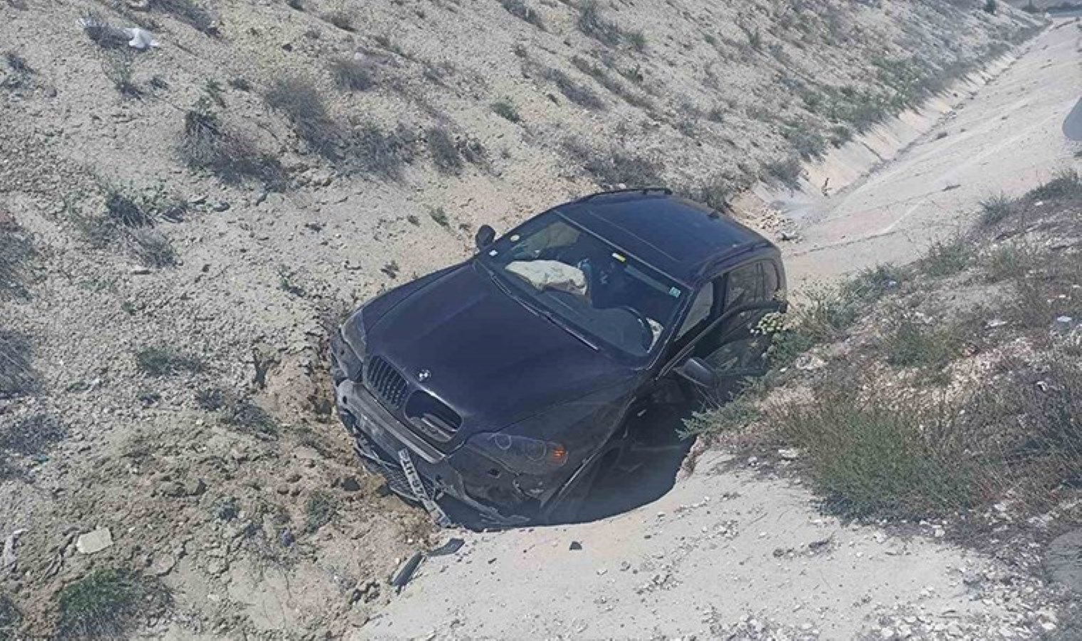 Kontrolden çıktı! Darende’de araç yol kenarına devrildi: Sürücü yaralandı