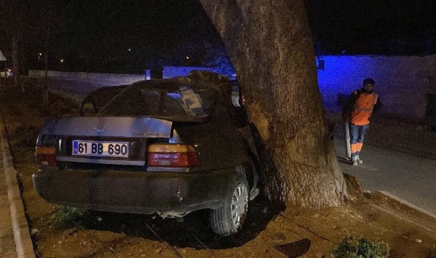 Konya’da ağaca çarpan otomobilin sürücüsü ağır yaralandı!