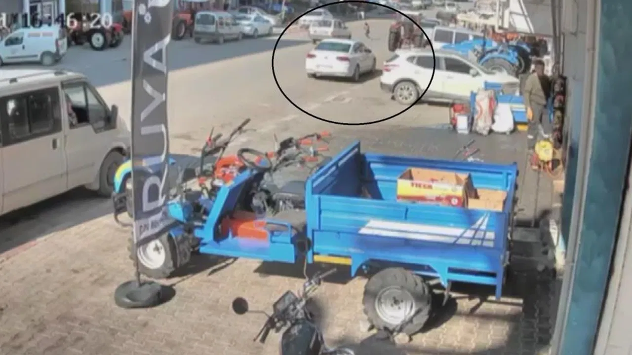 Koşarak yolun karşısına geçen çocuğa araç çarptı!