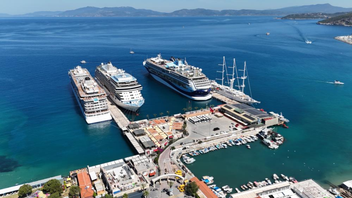 Kuşadası bir günde 5 kruvaziyer ağırladı