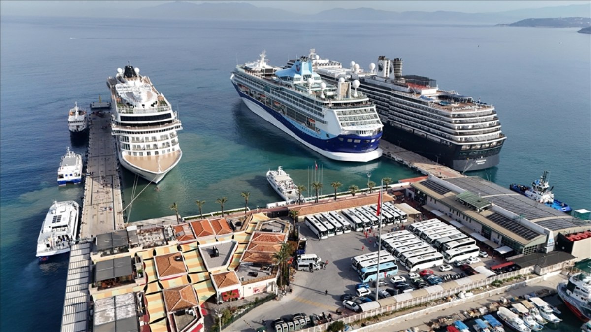 Kuşadası’na aynı anda üç kruvaziyer demirledi