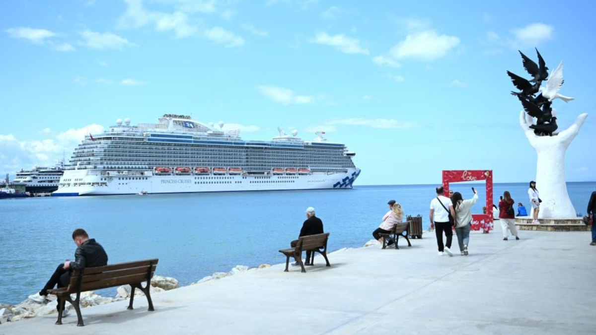 Kuşadası’na sezonun ilk kruvaziyeri, 3 bin 560 turist getirdi