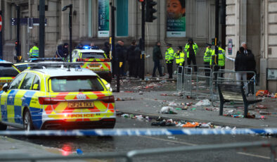 Liverpool’un şampiyonluk kutlamalarında araç kalabalığa daldı