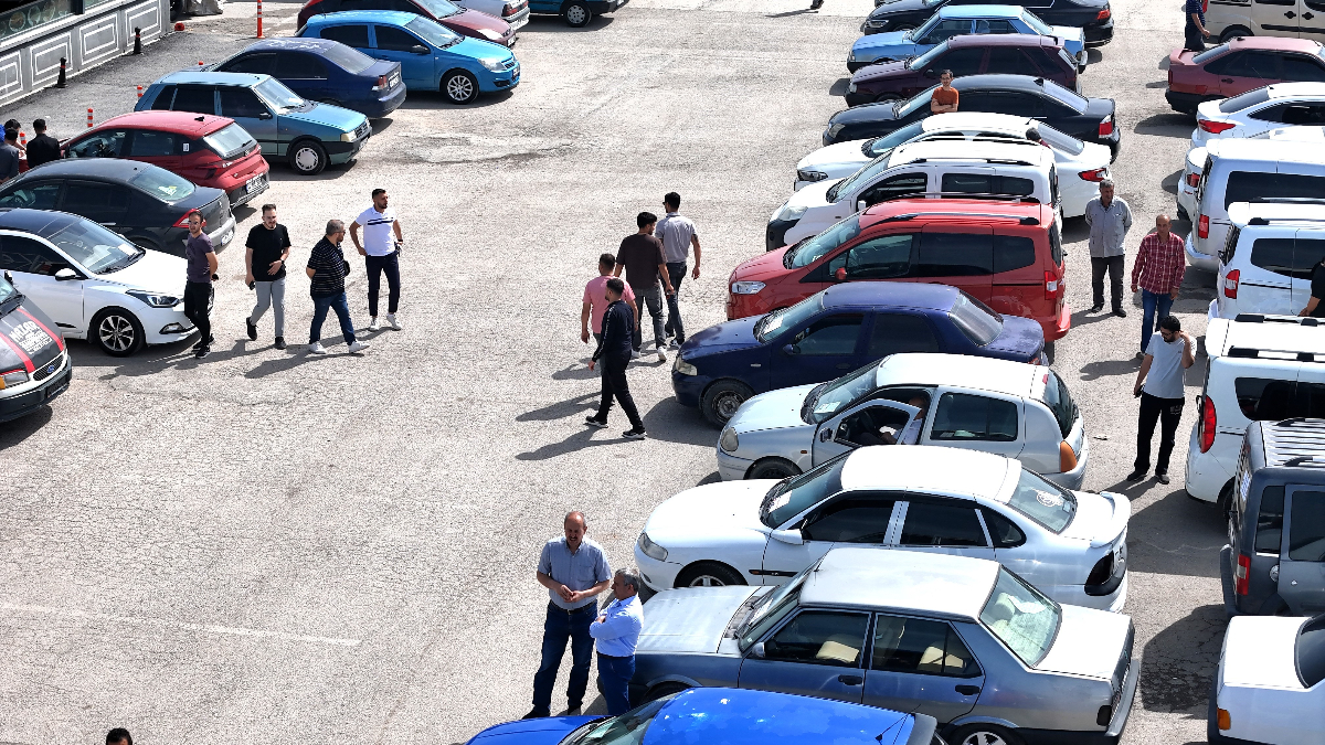 Malatya Açık Oto Pazarı’nda satıcı da alıcı karşılıklı bekliyor