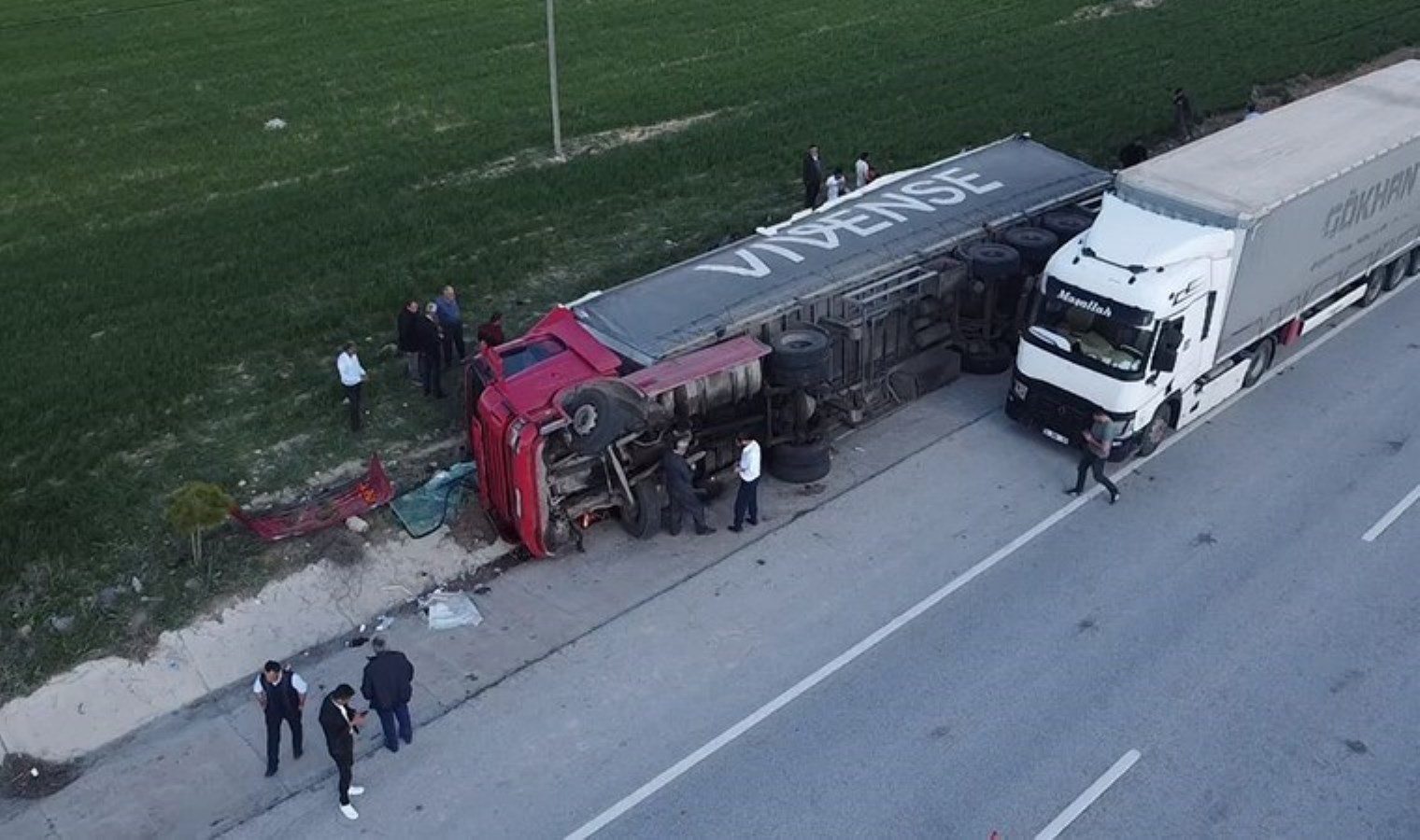 Mandalina yüklü TIR devrildi, 2 kişi yaralandı