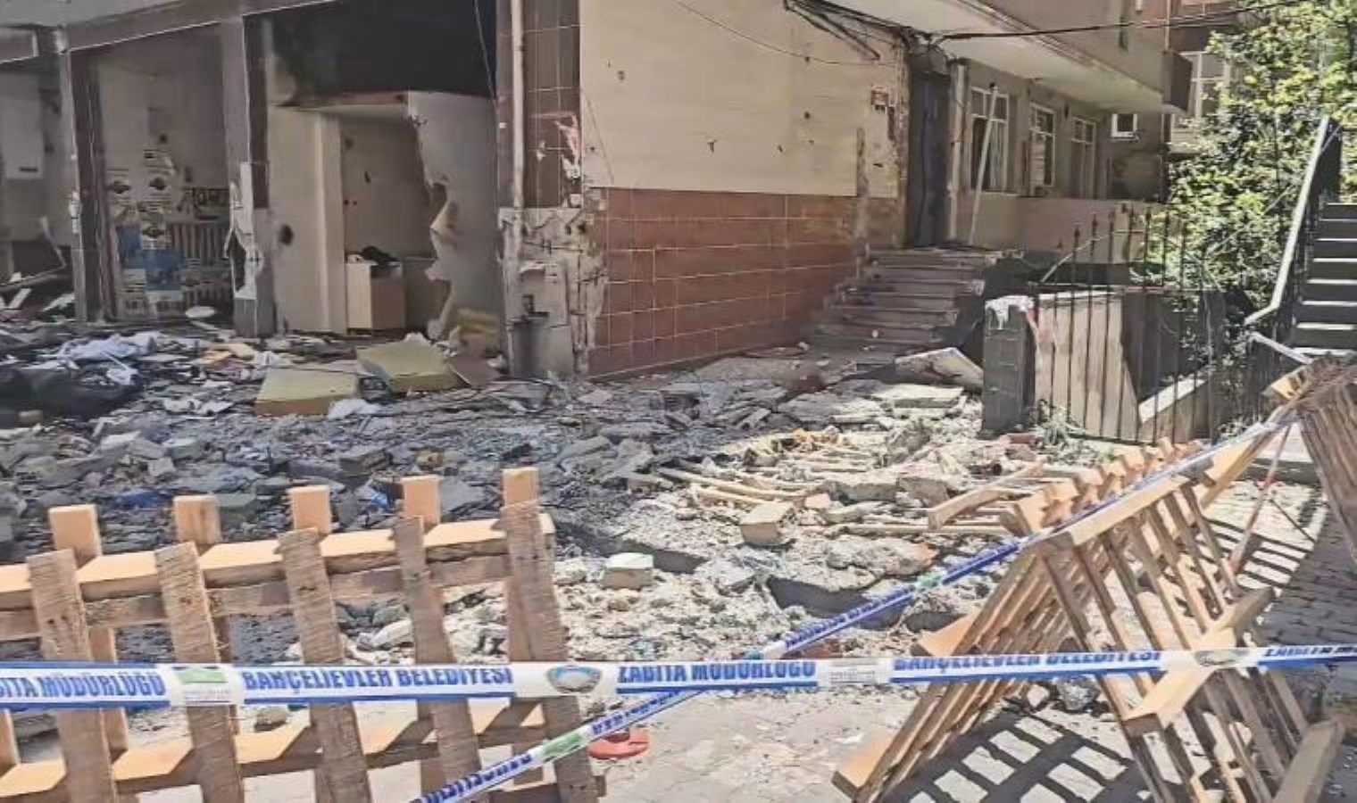 Marmara Denizi’ndeki deprem sonrası balkon çöktü!