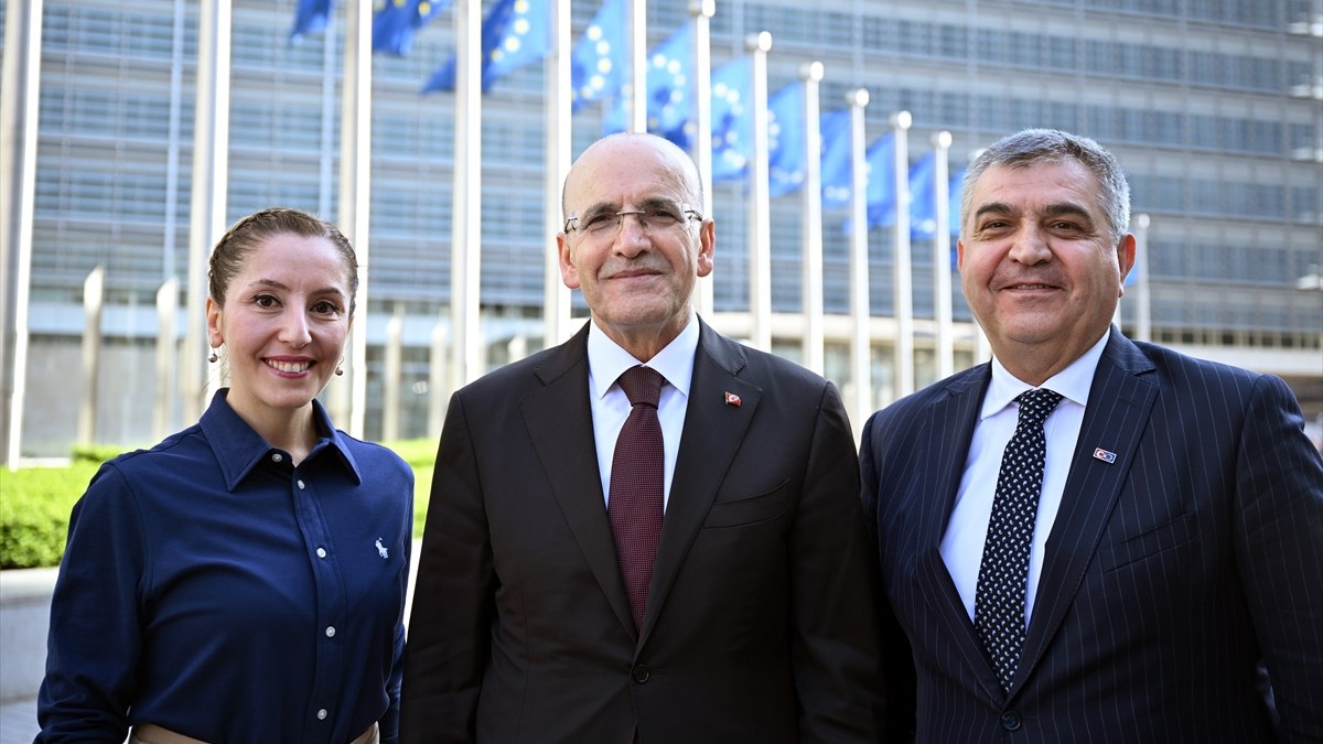 Mehmet Şimşek, Brüksel’de AA’nın ofisini ziyaret etti